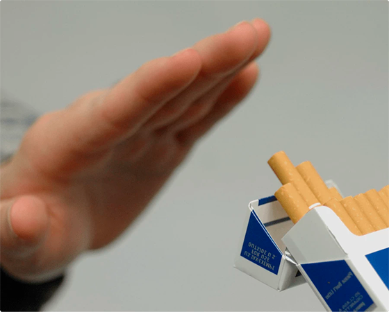 Мужчина отказывается от сигарет