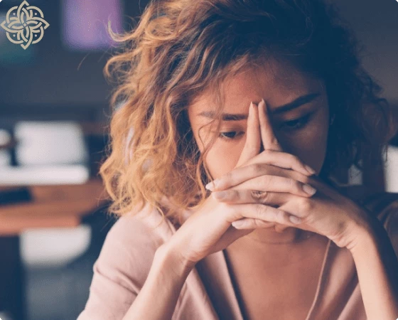 Девушка закрыла лицо руками